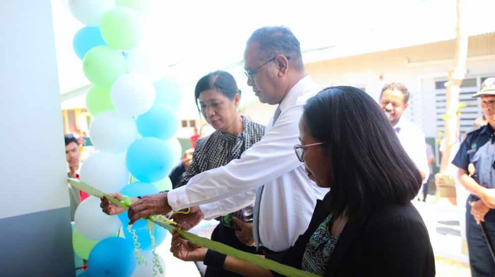 dr. Flávio Brandão M. de Araújo, Vice-Minister for Hospital Operationalization, and Dr. Domingas Bernardo, Officer In-Charge of UNFPA Timor-Leste, had the honor of cutting the ribbon during the official launch of the Safe Space in Baucau. 