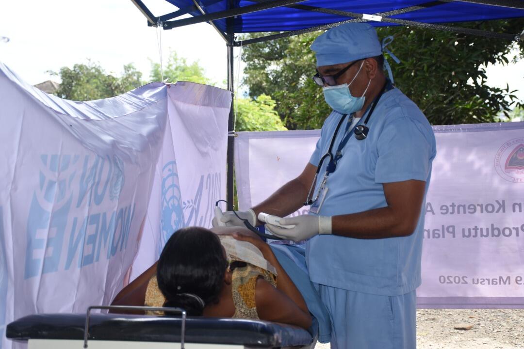 Dr. José Antonio Gusmão Guterres, a gynaecologist and a midwife trainer at a Mobile Meternity Clinic facilitated by UNFPA at Christal Dili, one of the evacuation center for internally displaced persons (IDPs) in Dili, Timor-Leste. @UNFPA Timor-Leste 2021