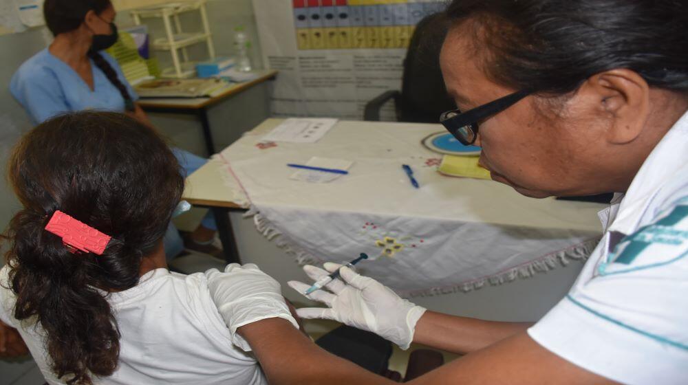 Mrs. Candida Soares, a midwife in Dili administering a family planning injection. © UNFPA Timor-Leste 2022