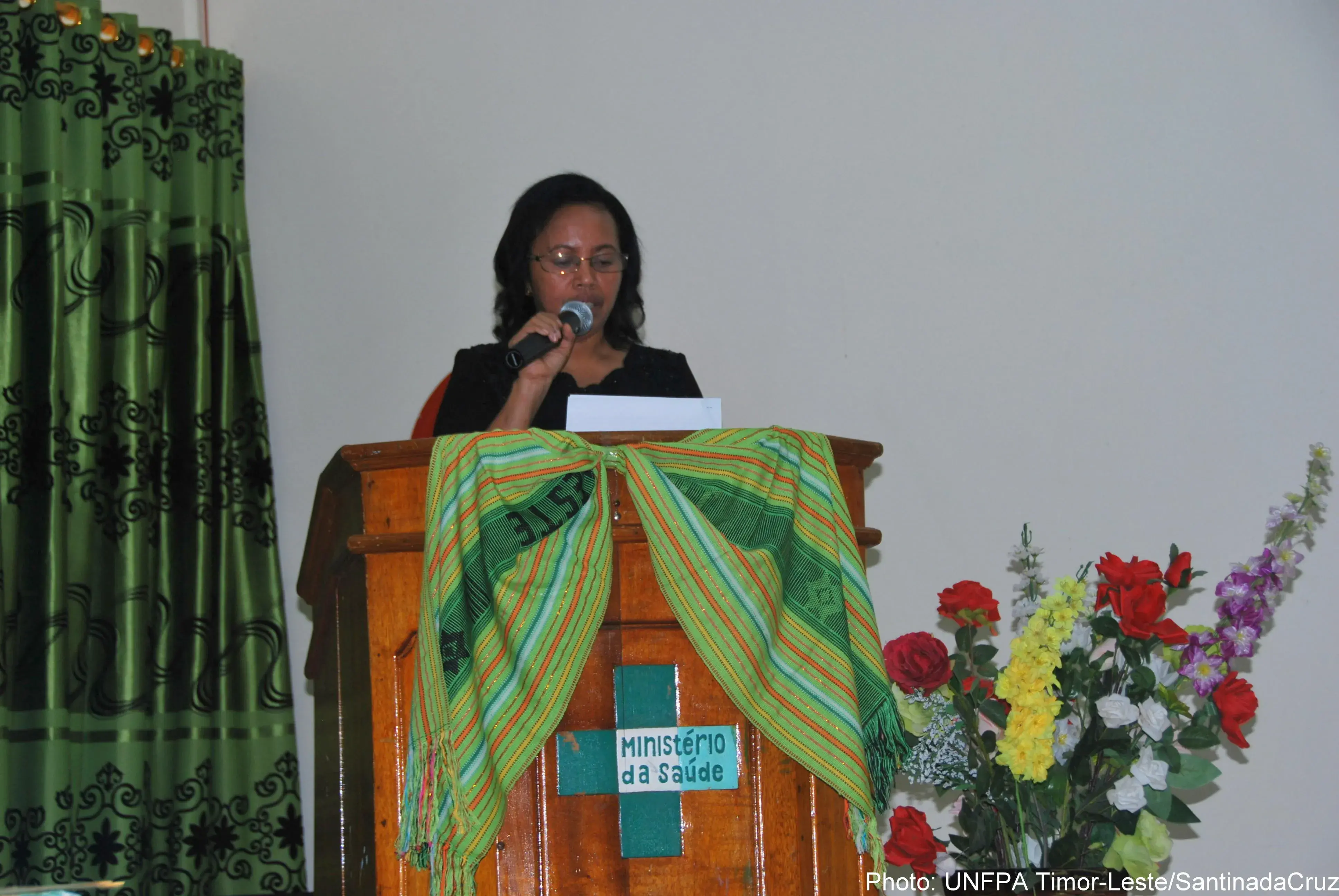 UNFPA Timor-Leste handed over a set of desktop to the Midwifery Association during the commemoration of International Day of the Midwife, 5 May 2017